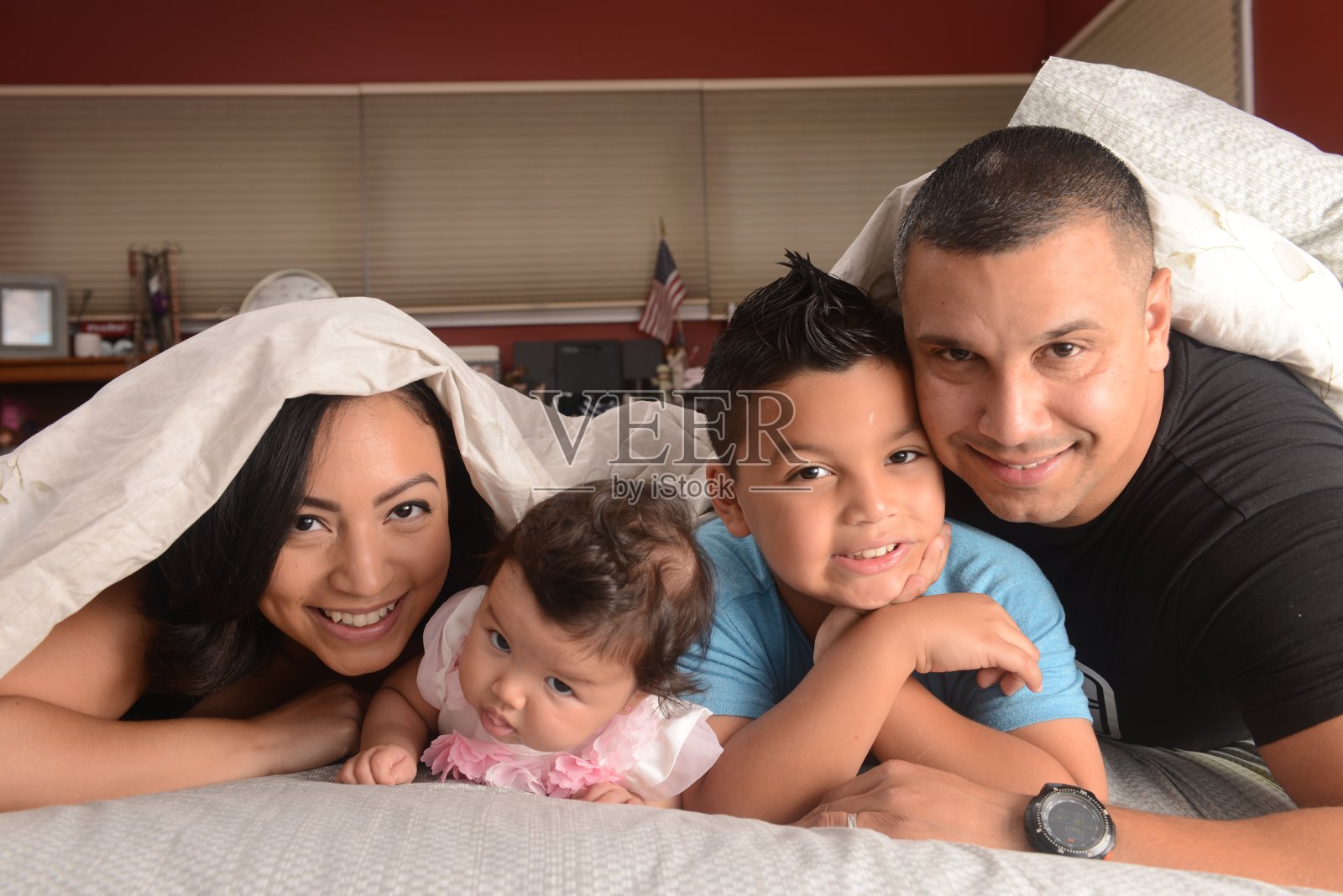 美丽的西班牙裔家庭照片摄影图片