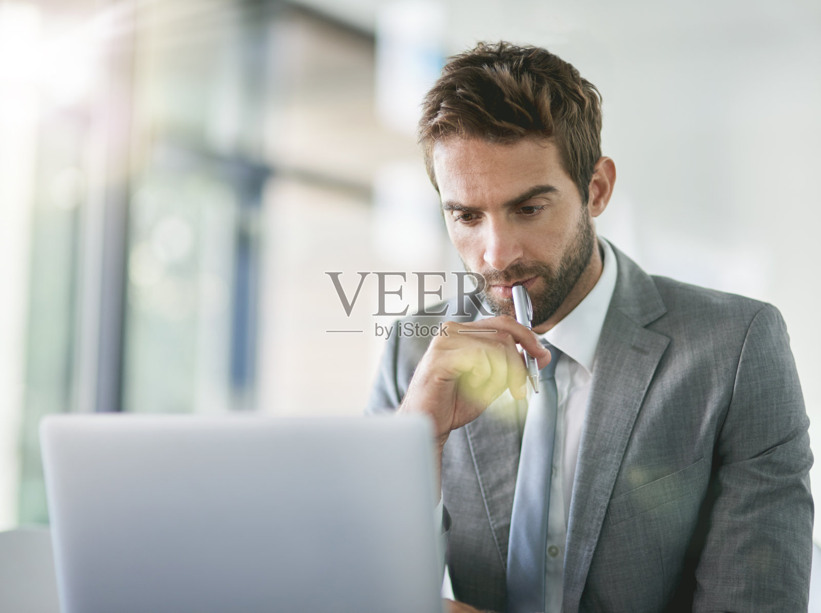 他是解决商业问题的能手照片摄影图片