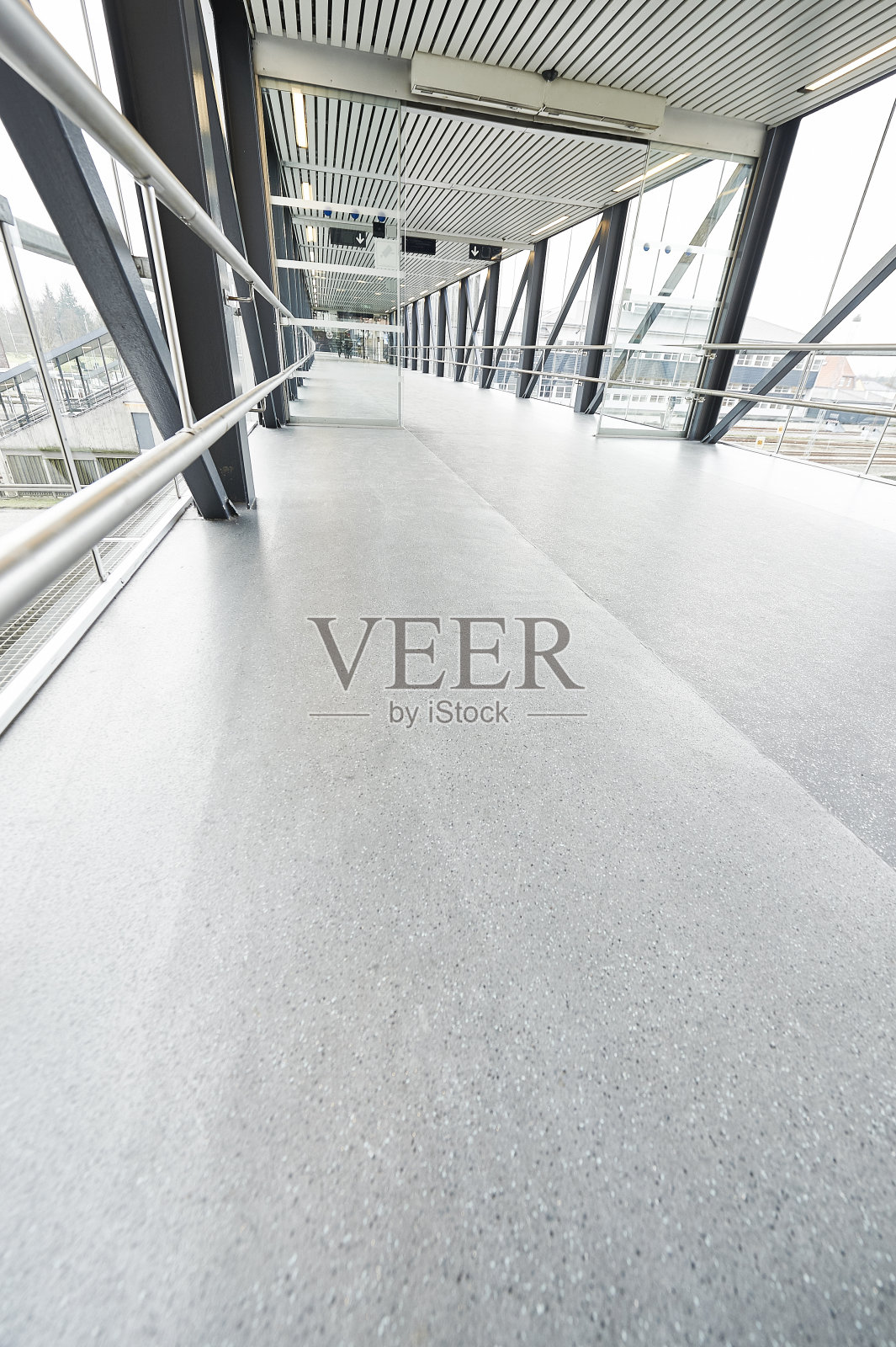 在车站复制空间的高架人行道照片摄影图片