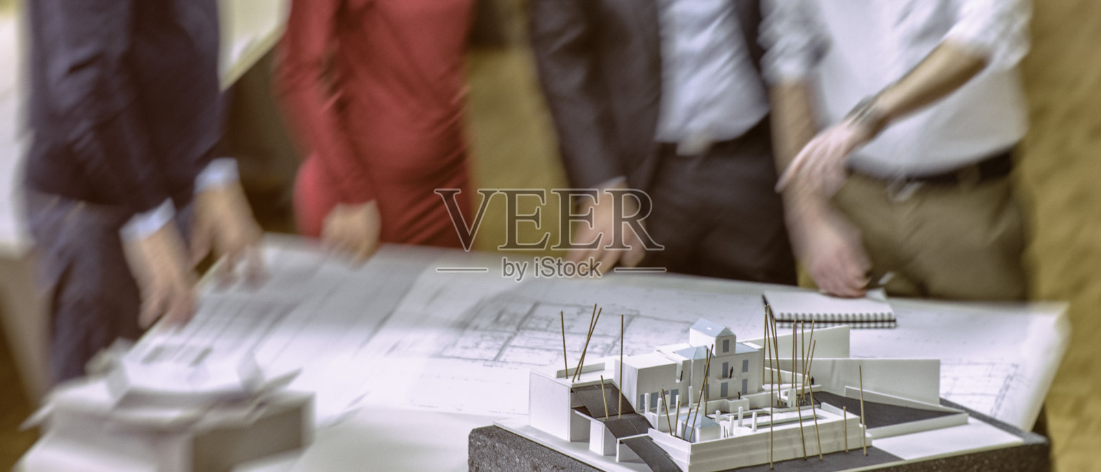 建筑师向客户解释项目计划的散焦镜头照片摄影图片