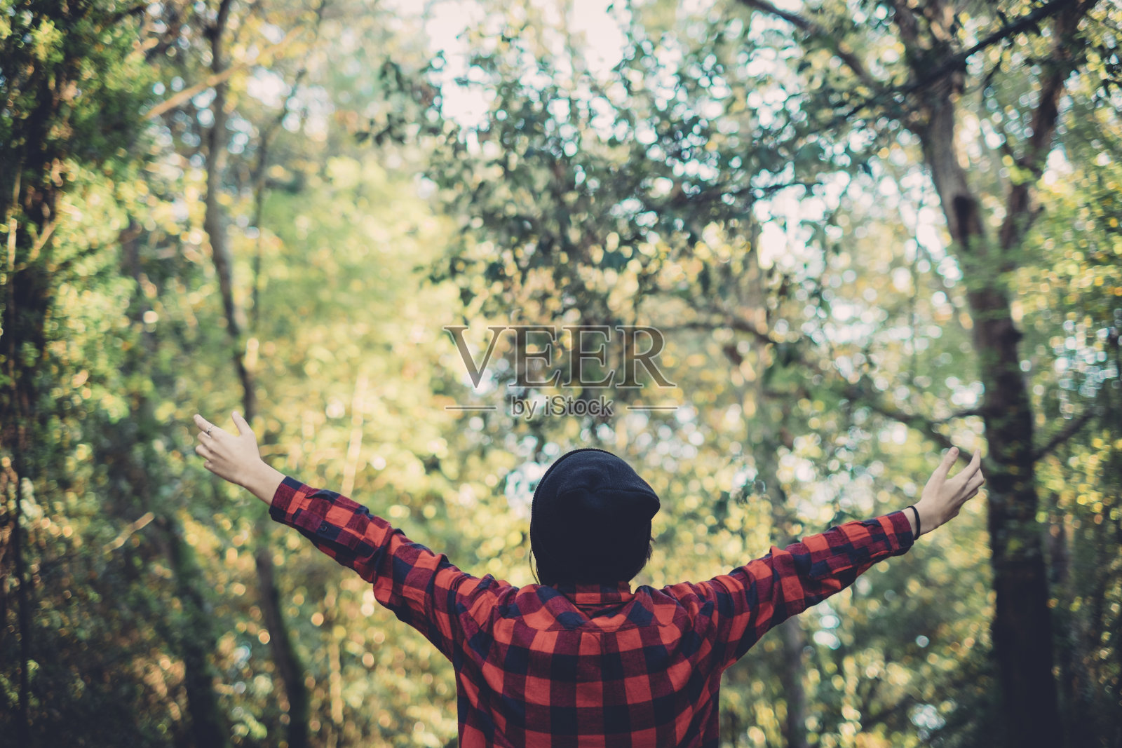 嬉皮女孩享受大自然照片摄影图片