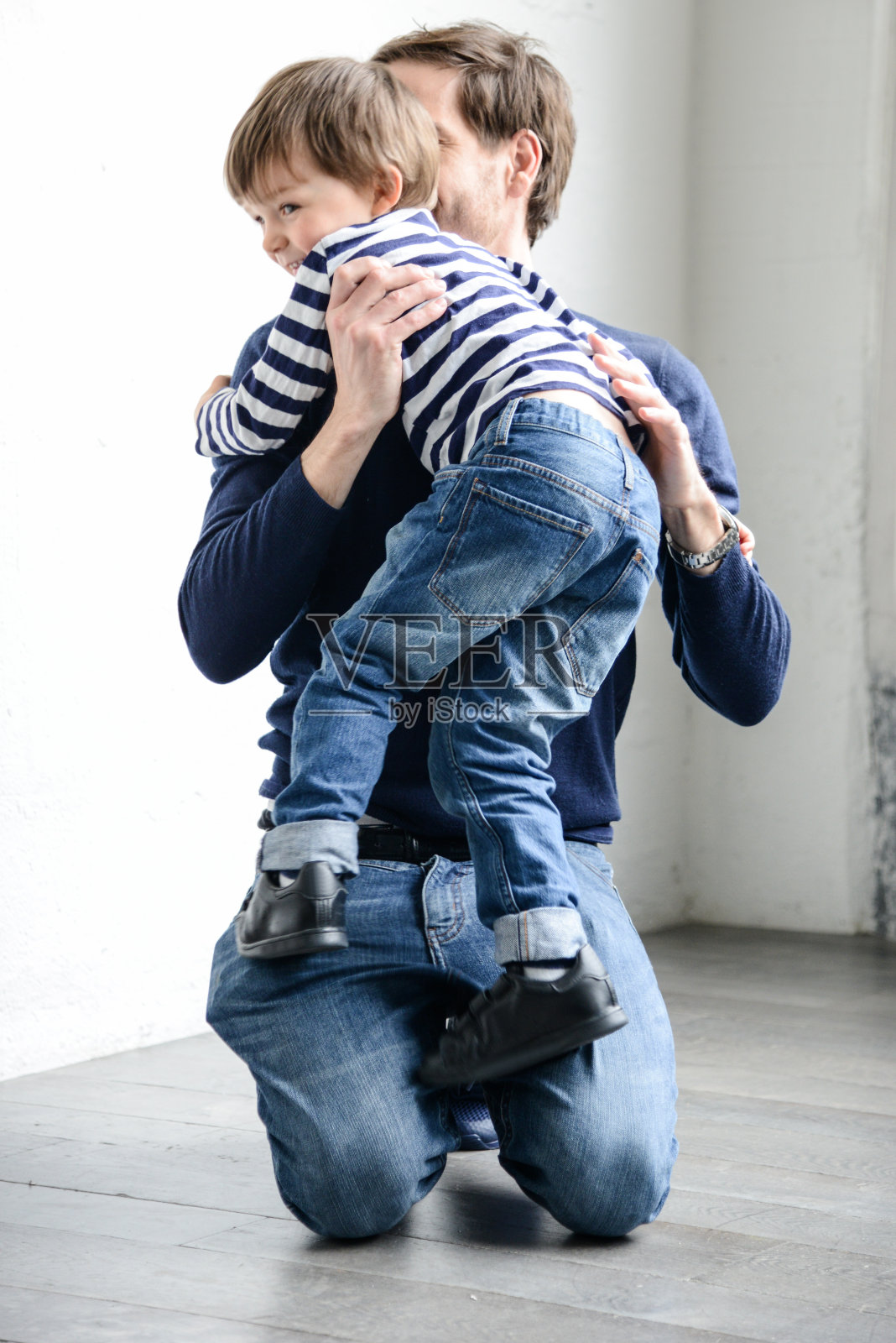 幸福少年奔向父亲照片摄影图片