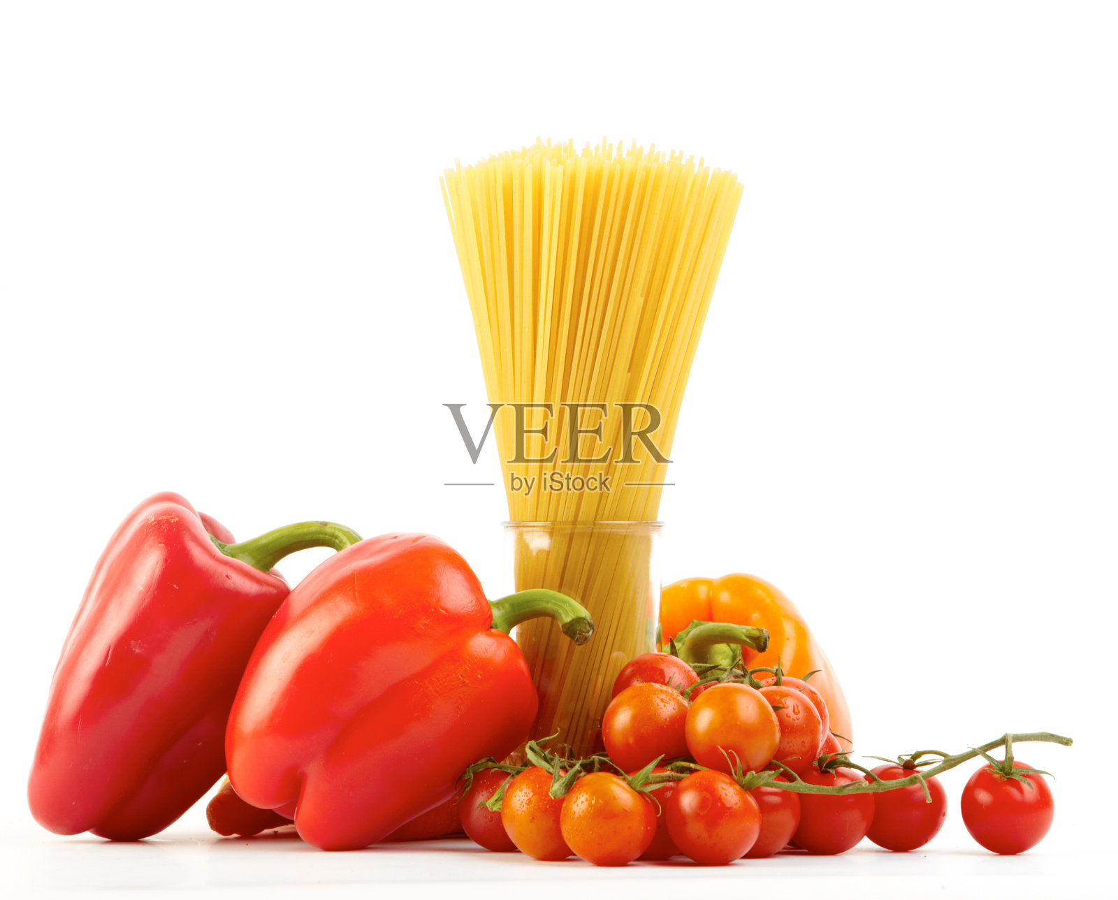 白色背景上的新鲜蔬菜和意大利面照片摄影图片
