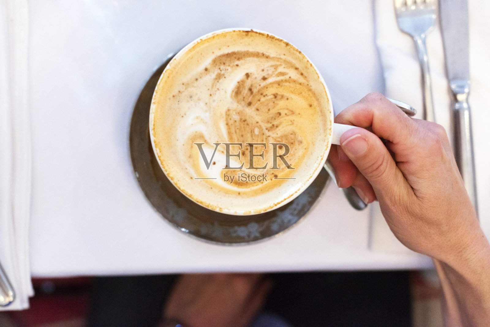 拿着一杯咖啡的女人照片摄影图片