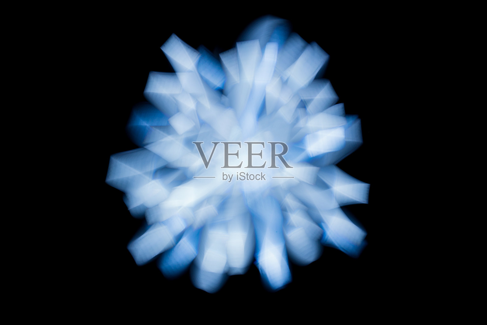 轻画随机爆炸与黑色背景照片摄影图片