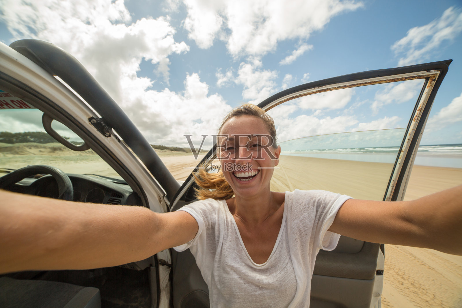 女孩在弗雷泽岛与四驱车自拍照片摄影图片