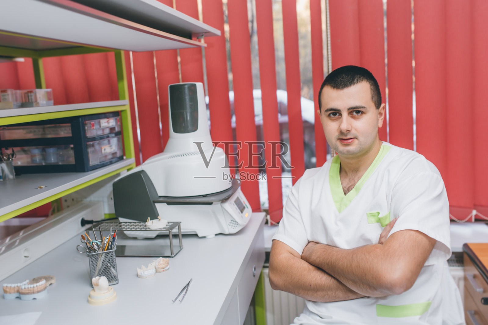 年轻人在他的工作场所照片摄影图片