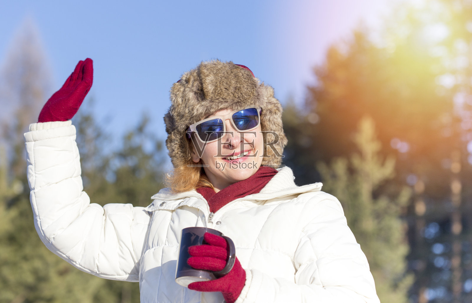 快乐的女人享受着冬天照片摄影图片