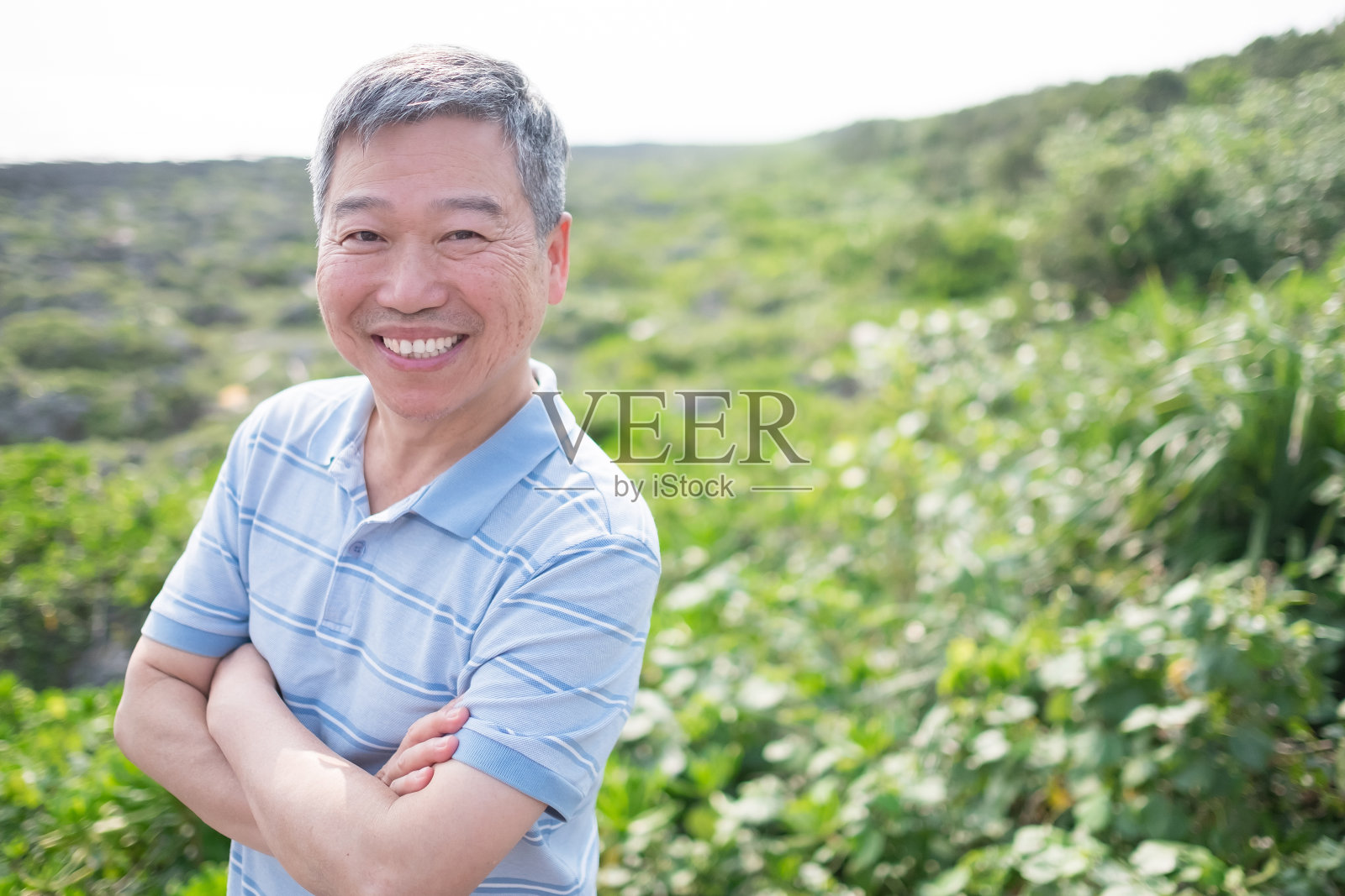 老人向你微笑照片摄影图片