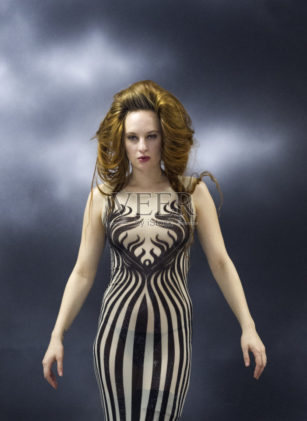 年轻女子在土耳其伊斯坦布尔的工作室摆姿势照片摄影图片