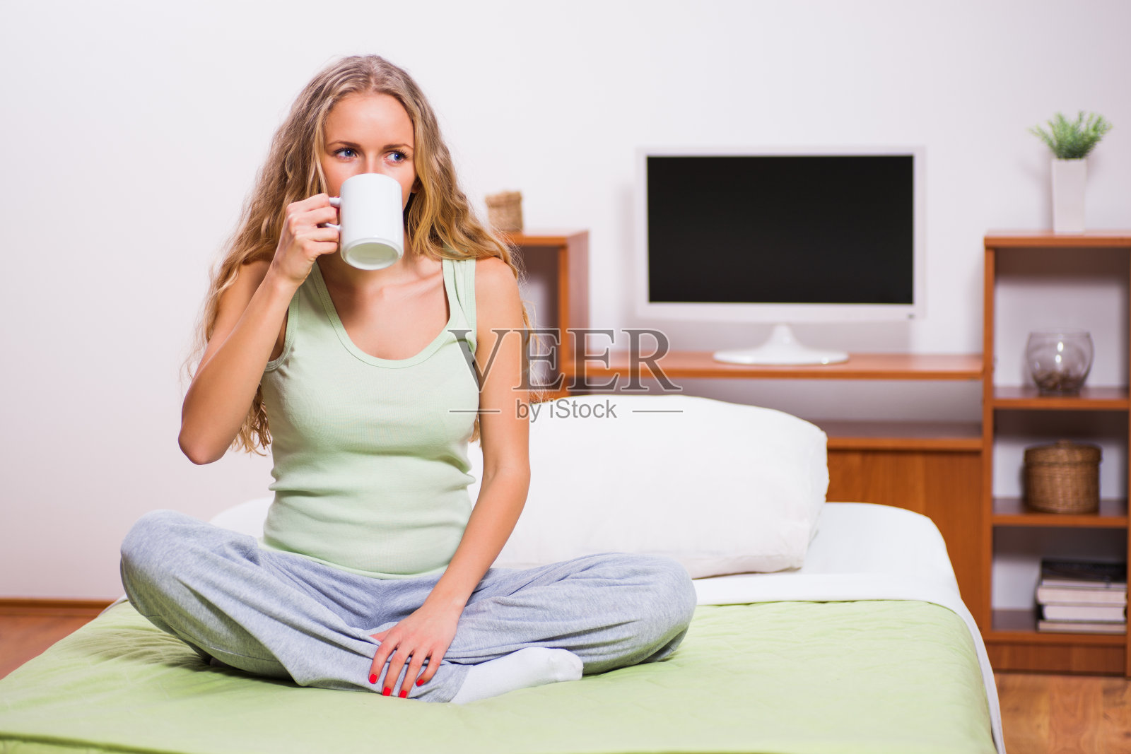 女人在床上照片摄影图片