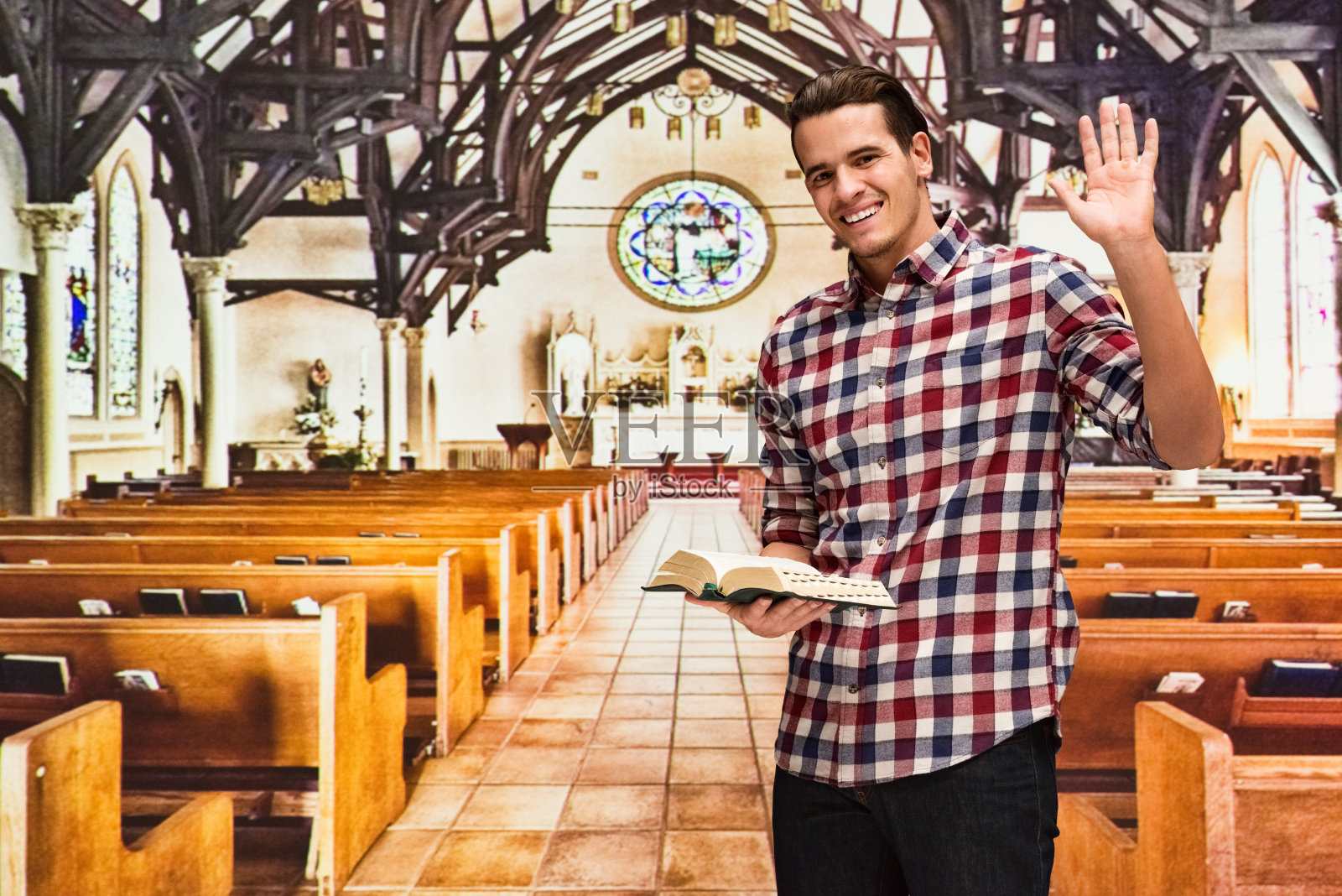 在教堂里微笑着挥手的男人照片摄影图片