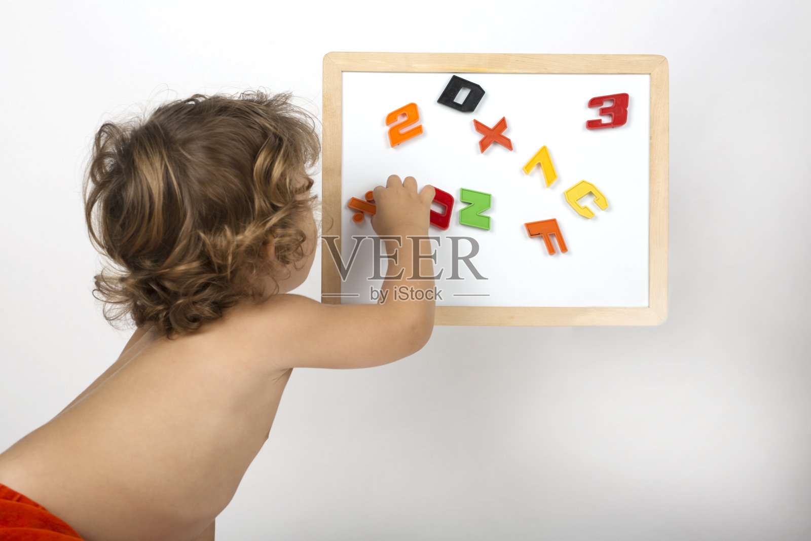 可爱的小男孩在幼儿园画画照片摄影图片