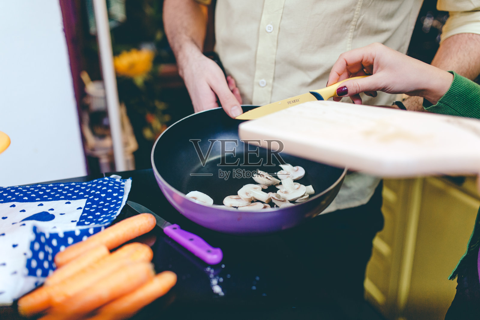 夫妇准备食物照片摄影图片