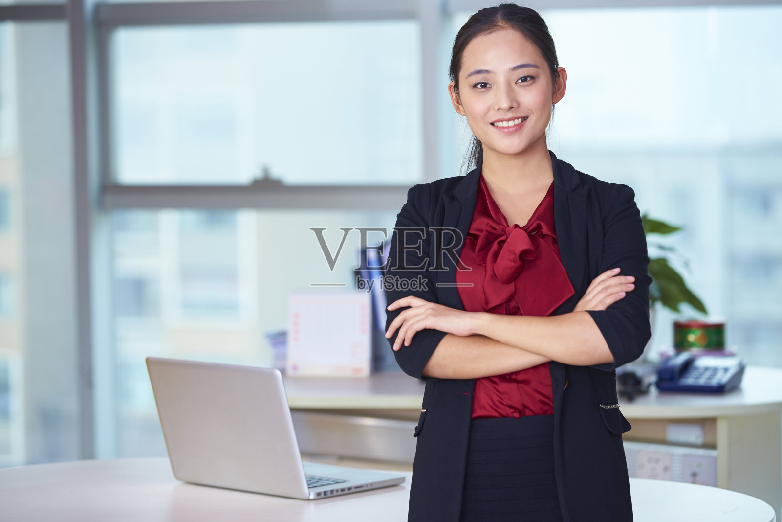 一位年轻的亚洲女商人在办公室的肖像照片摄影图片