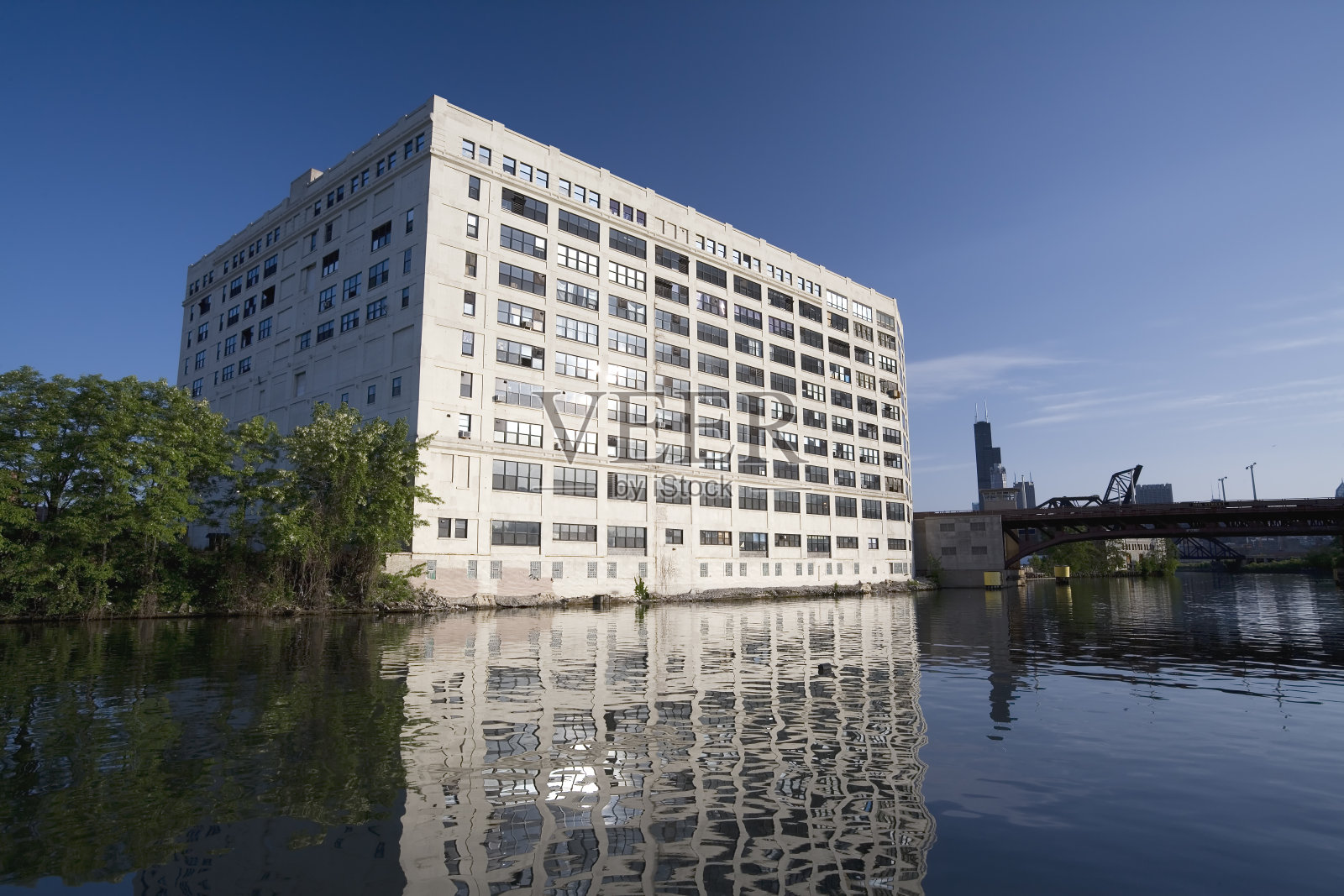 芝加哥河和工厂大楼照片摄影图片