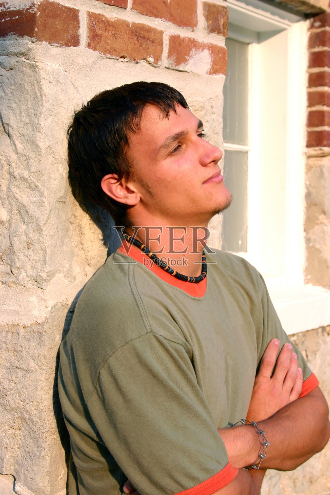 穿着t恤的少年男孩照片摄影图片