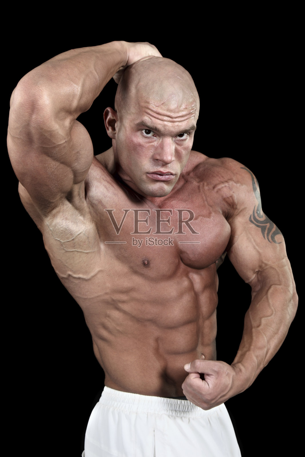 赤膊健美者在黑色背景下摆姿势照片摄影图片