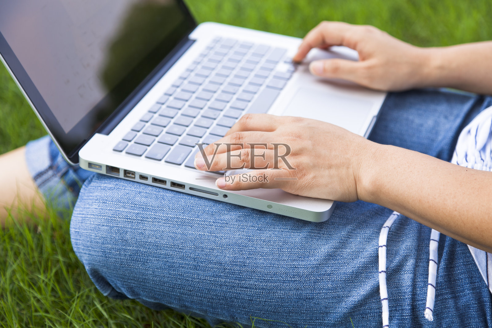 学生使用笔记本电脑照片摄影图片