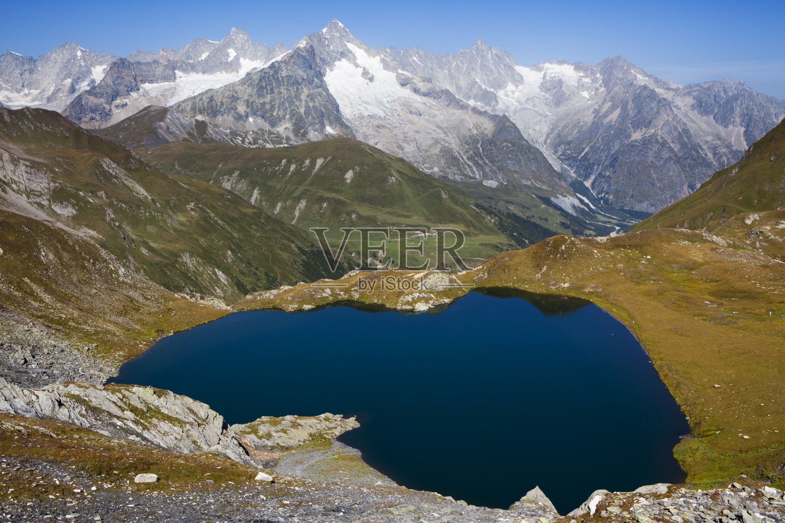 秋在山缺照片摄影图片