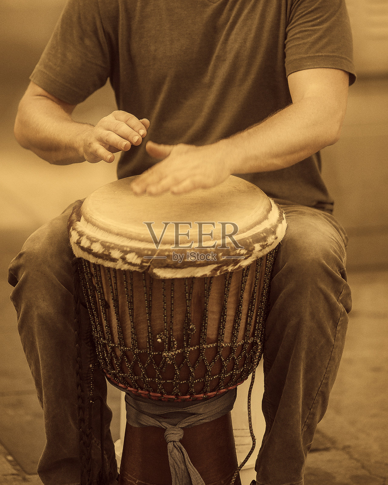 街头打击乐手演奏非洲鼓照片摄影图片