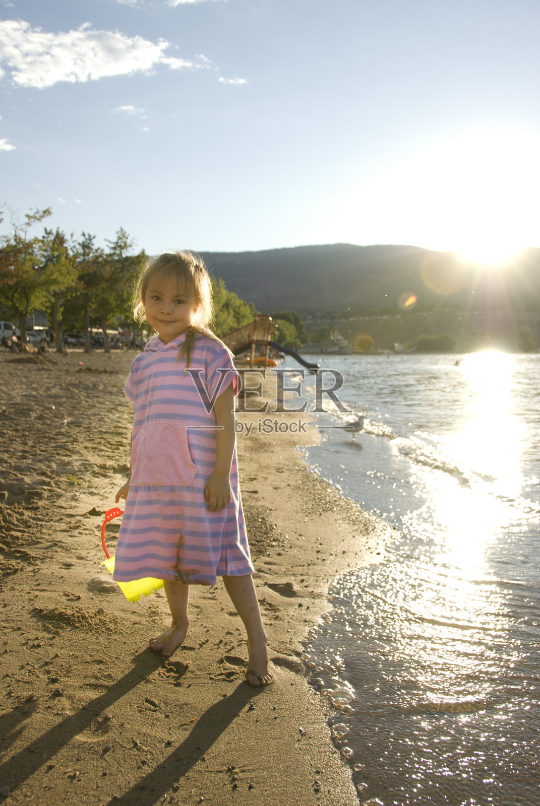 沙滩上的孩子照片摄影图片