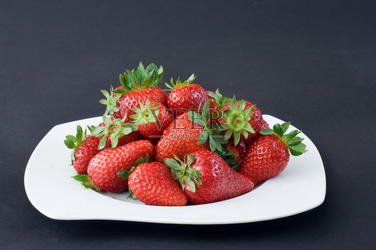 盘子里装着新鲜的草莓照片摄影图片