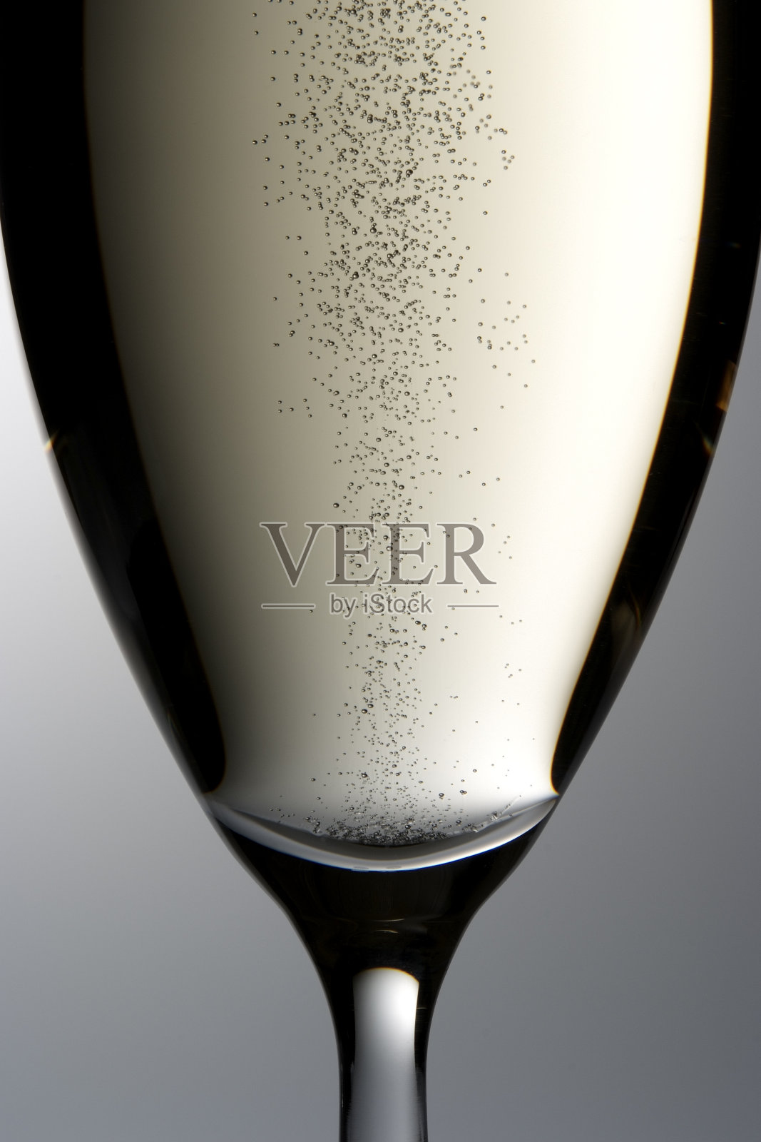 特写的香槟玻璃轮廓与泡沫照片摄影图片