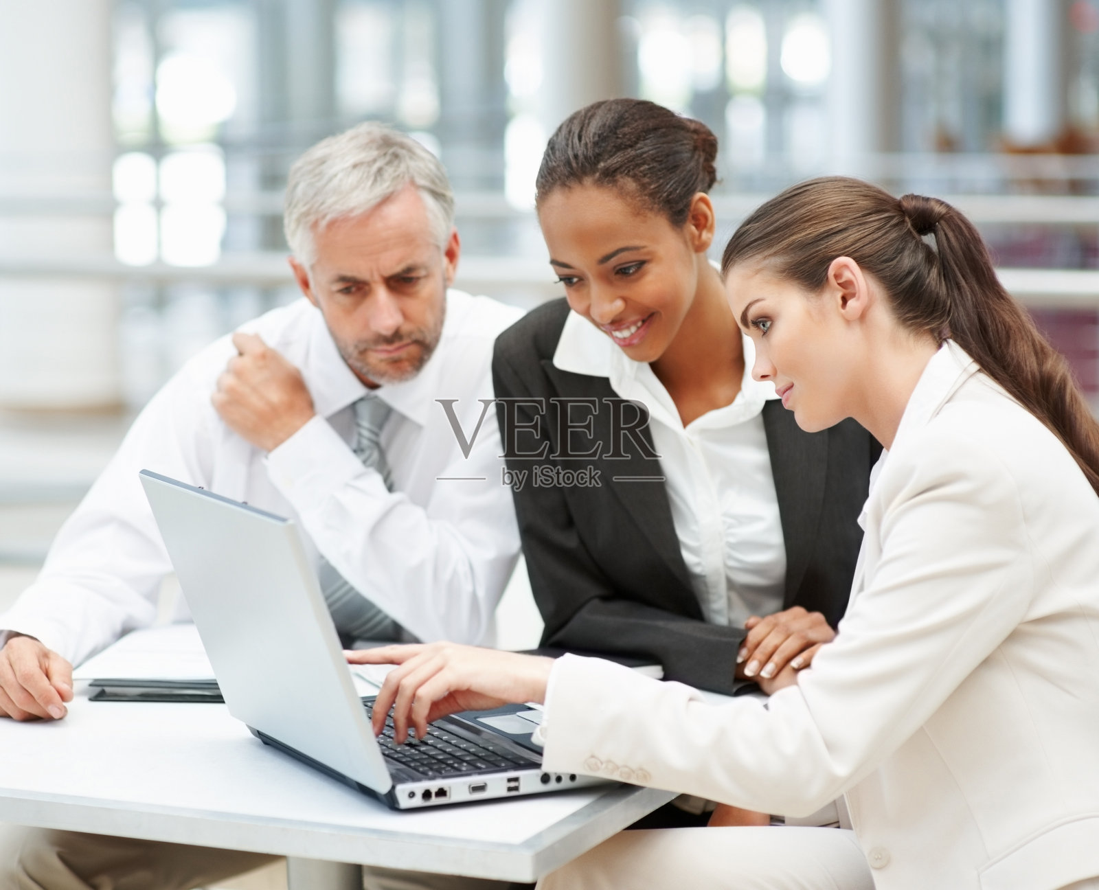 用笔记本电脑工作的商业同事照片摄影图片