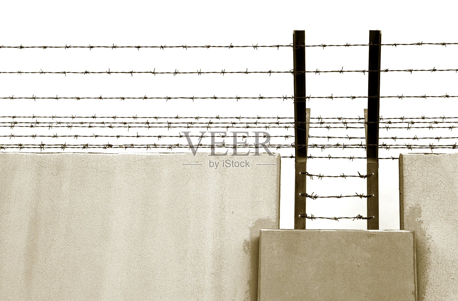 倒钩铁丝墙照片摄影图片