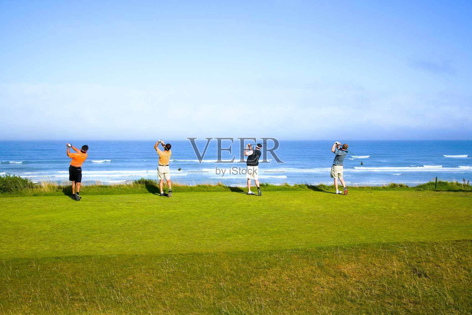 在海洋中打四杆球照片摄影图片