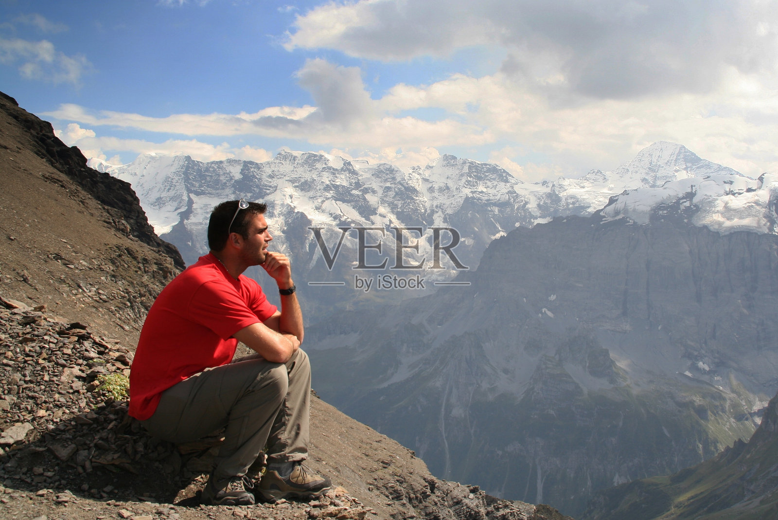 坐在山顶思考的人照片摄影图片
