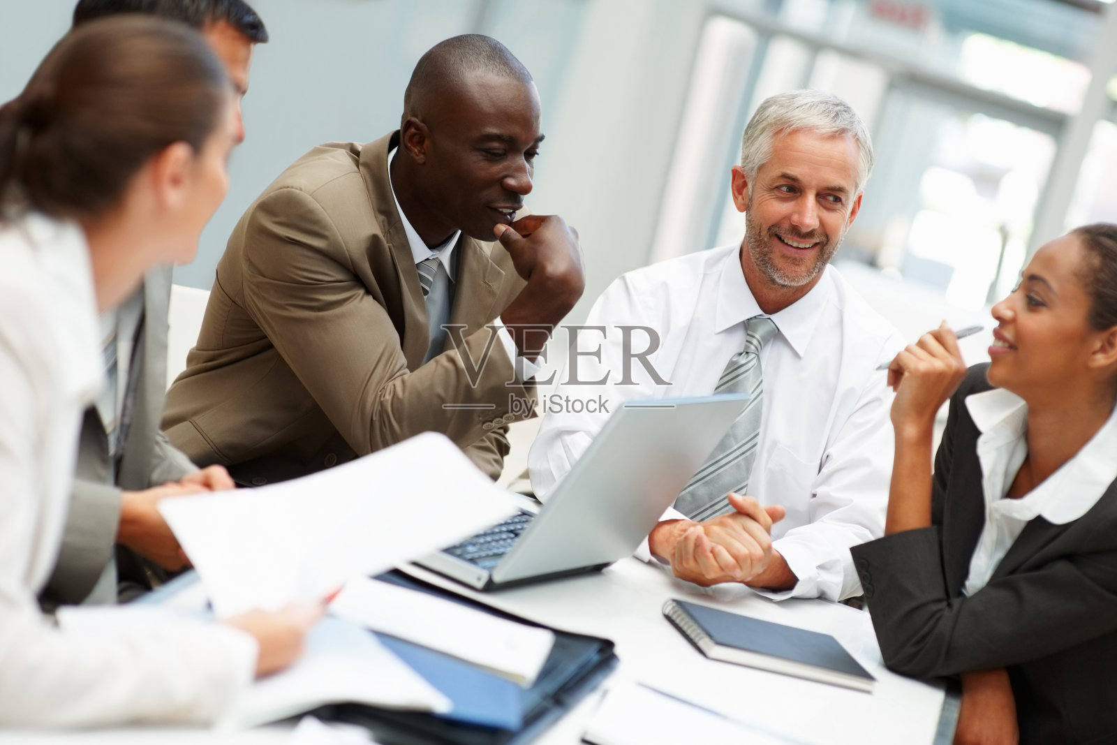 5位业务同事在开会照片摄影图片