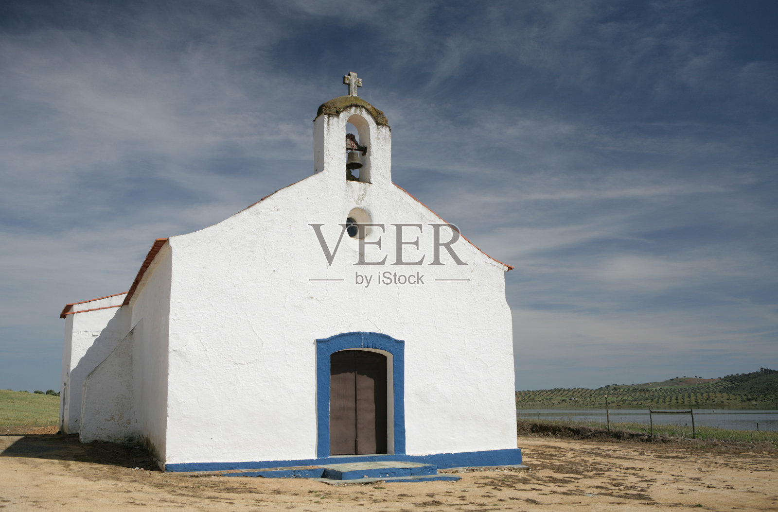 葡萄牙中部古老的白色教堂照片摄影图片