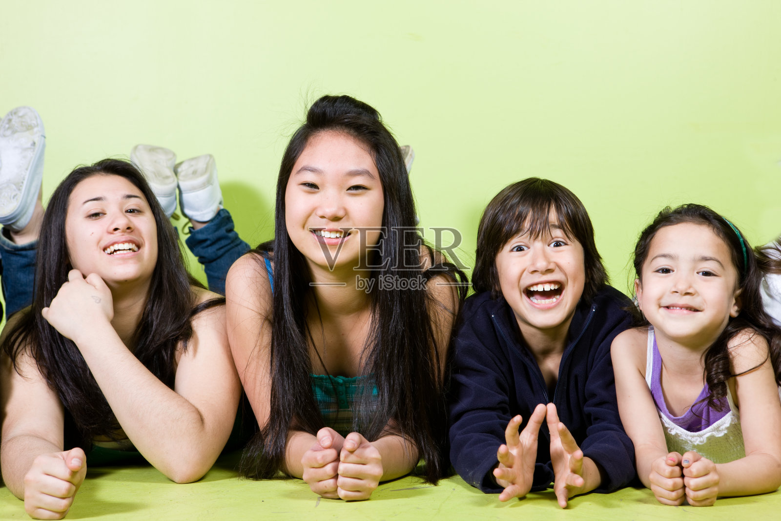 四个孩子微笑着躺下照片摄影图片