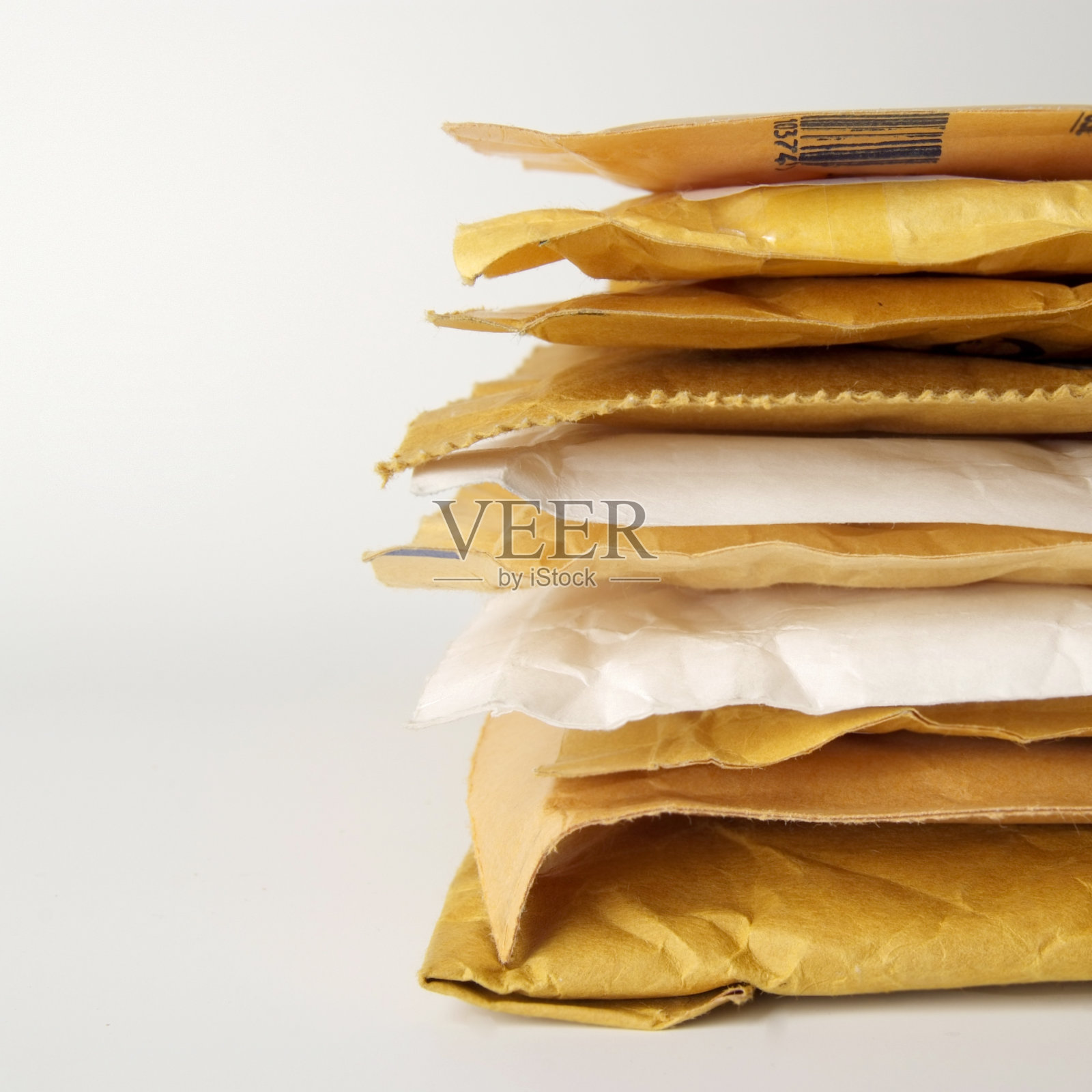 一叠棕色信封照片摄影图片