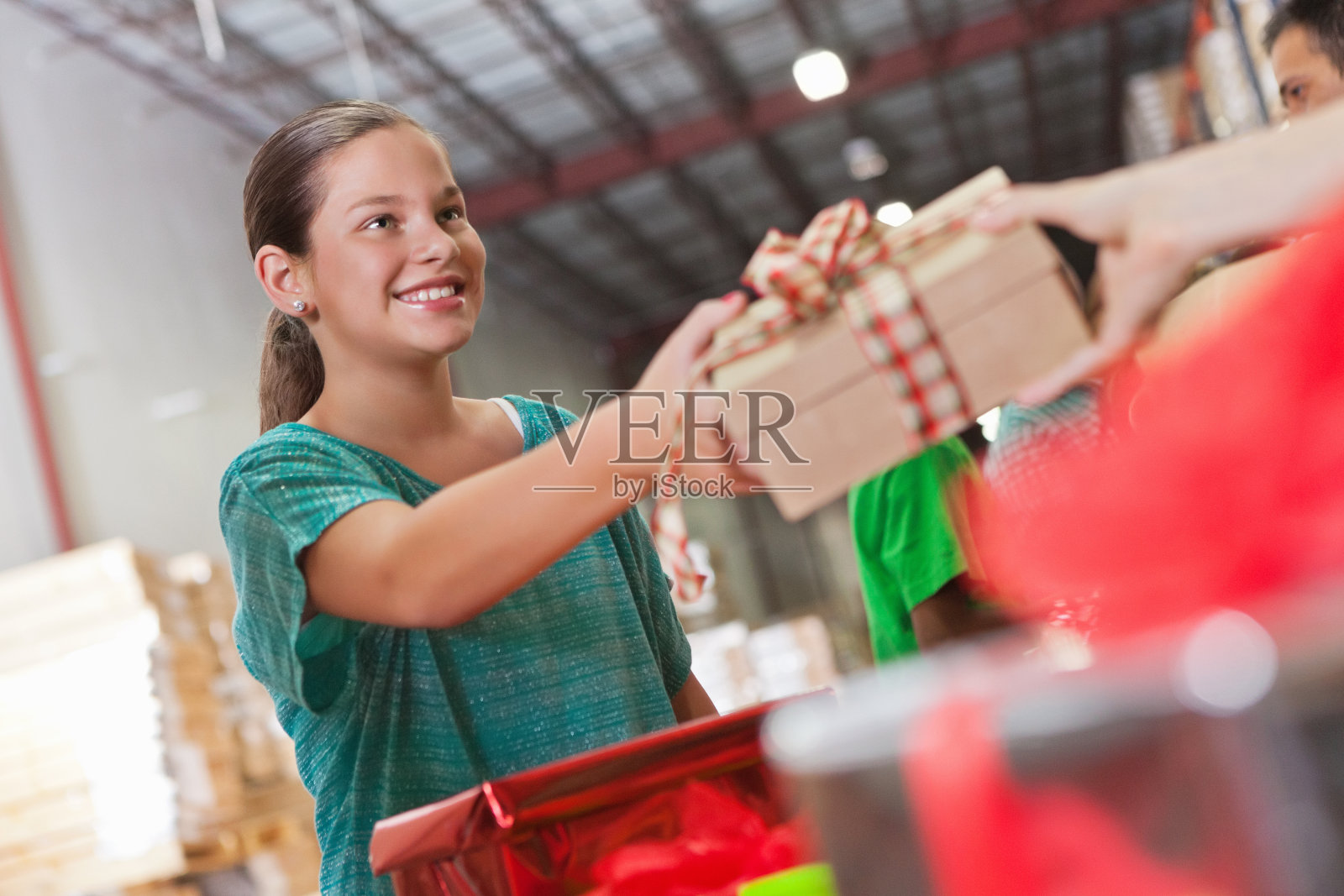 快乐的小女孩在慈善玩具活动中捐赠圣诞礼物照片摄影图片