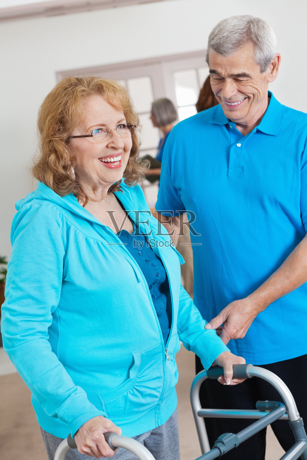 配偶用助行器帮助妻子进行物理治疗。照片摄影图片