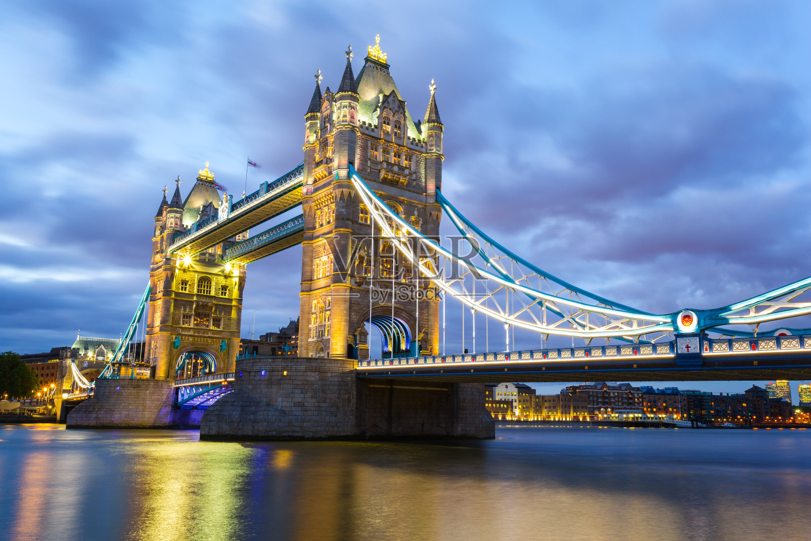 伦敦桥之夜。照片摄影图片