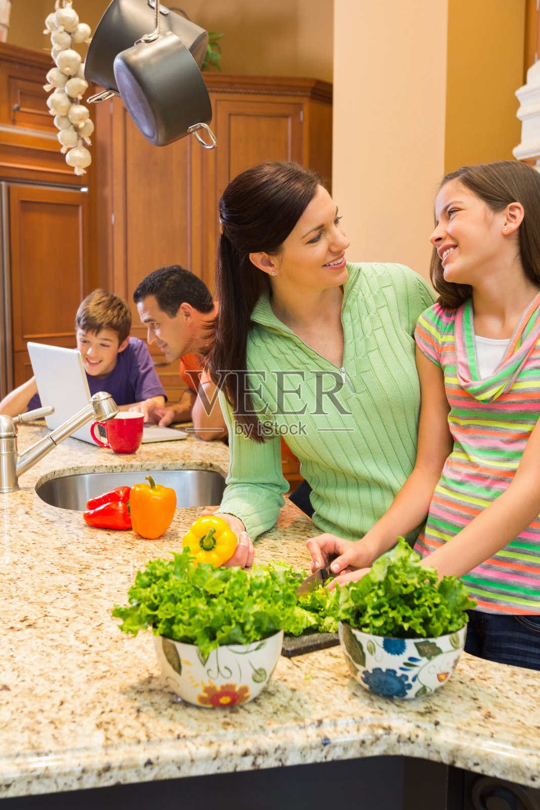 小女孩和妈妈在厨房里准备食物照片摄影图片