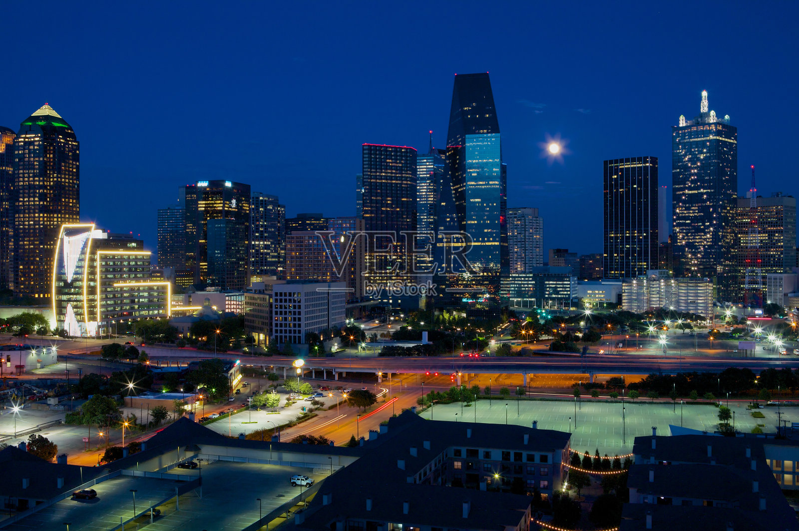 明亮灯光下的达拉斯夜空照片摄影图片