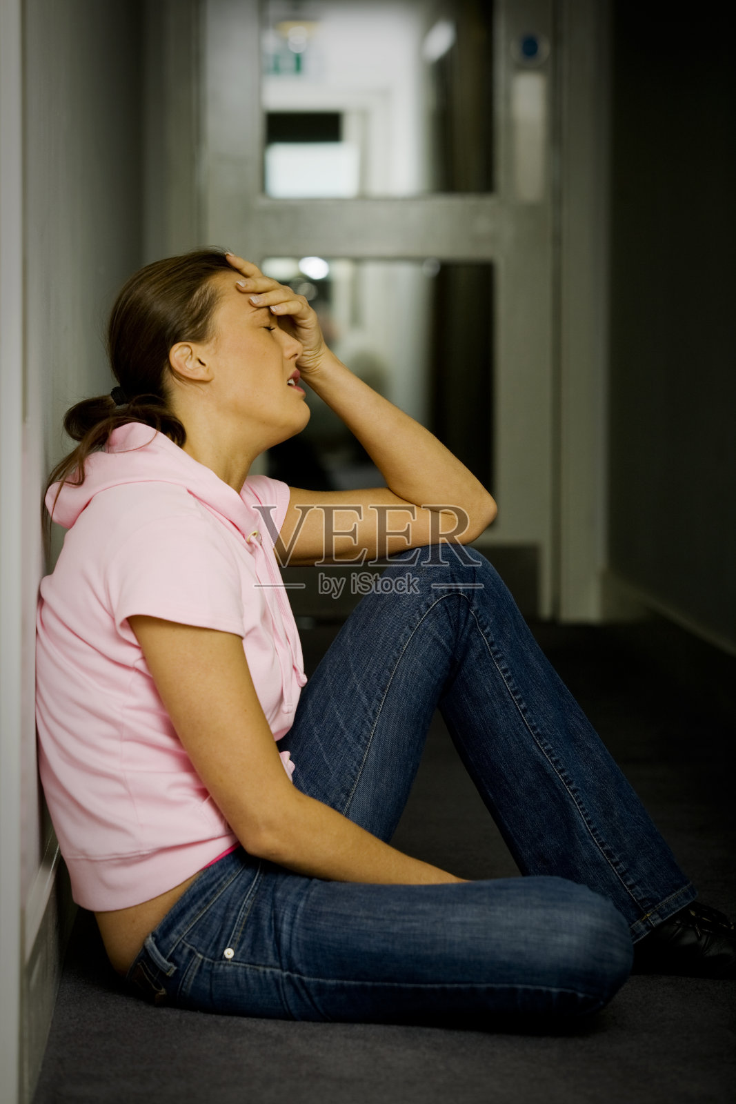 悲伤的年轻女子照片摄影图片