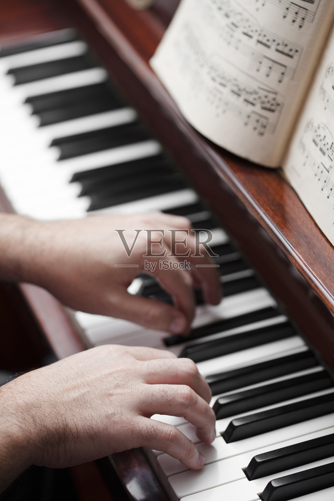 弹钢琴照片摄影图片