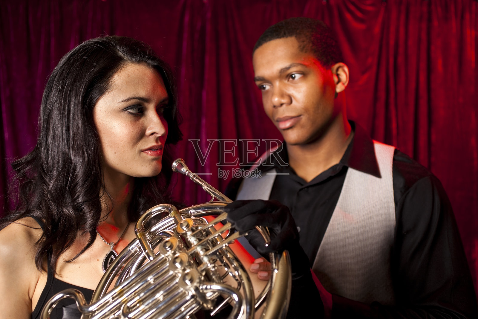 法国圆号演奏家，夜店里的家伙。音乐照片摄影图片