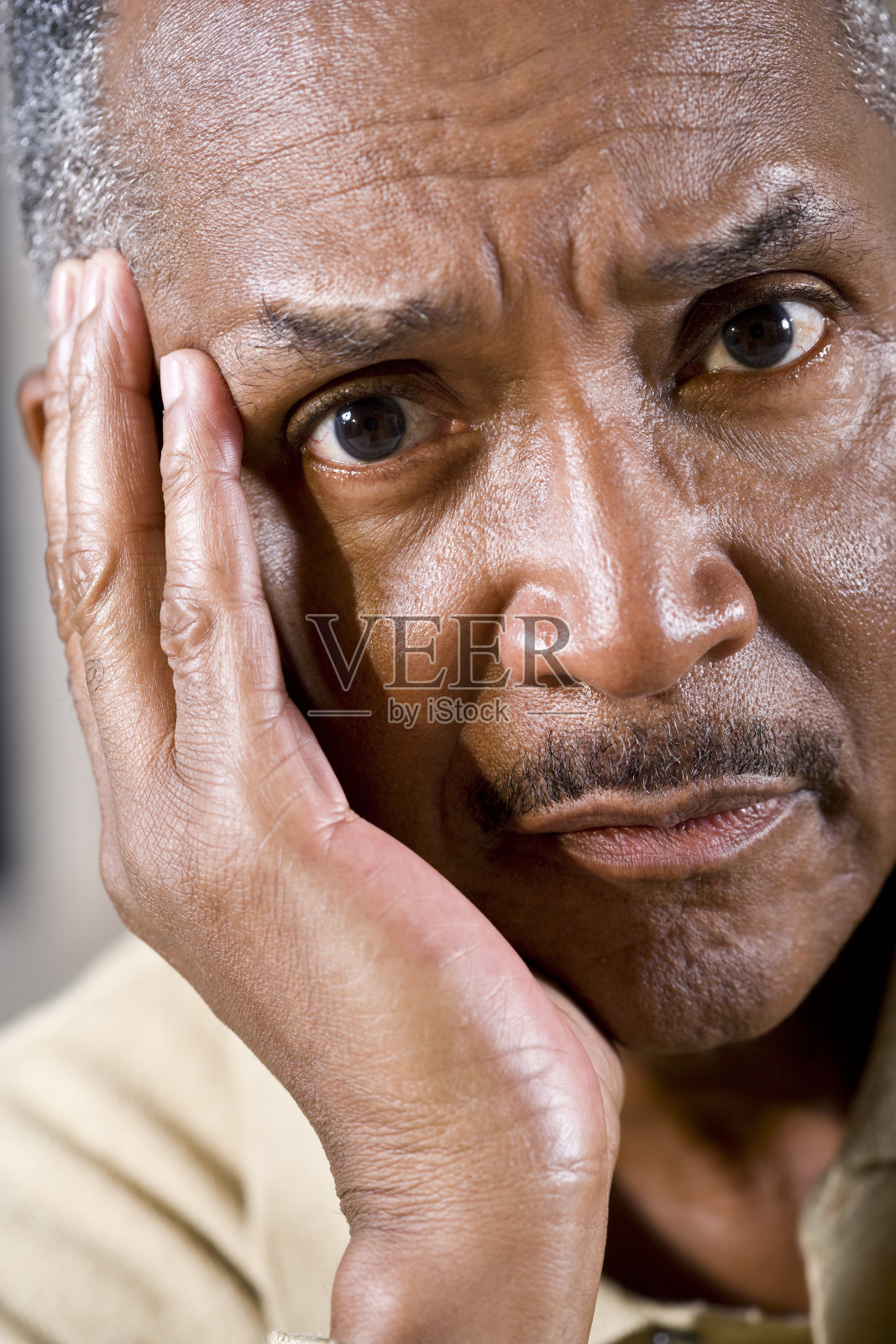 成熟的非裔美国人的焦虑表情照片摄影图片