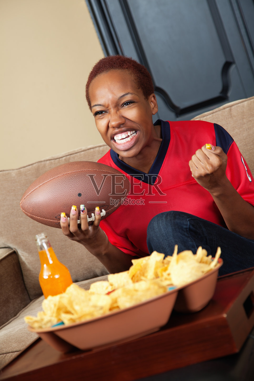 快乐的球迷在电视上看比赛照片摄影图片