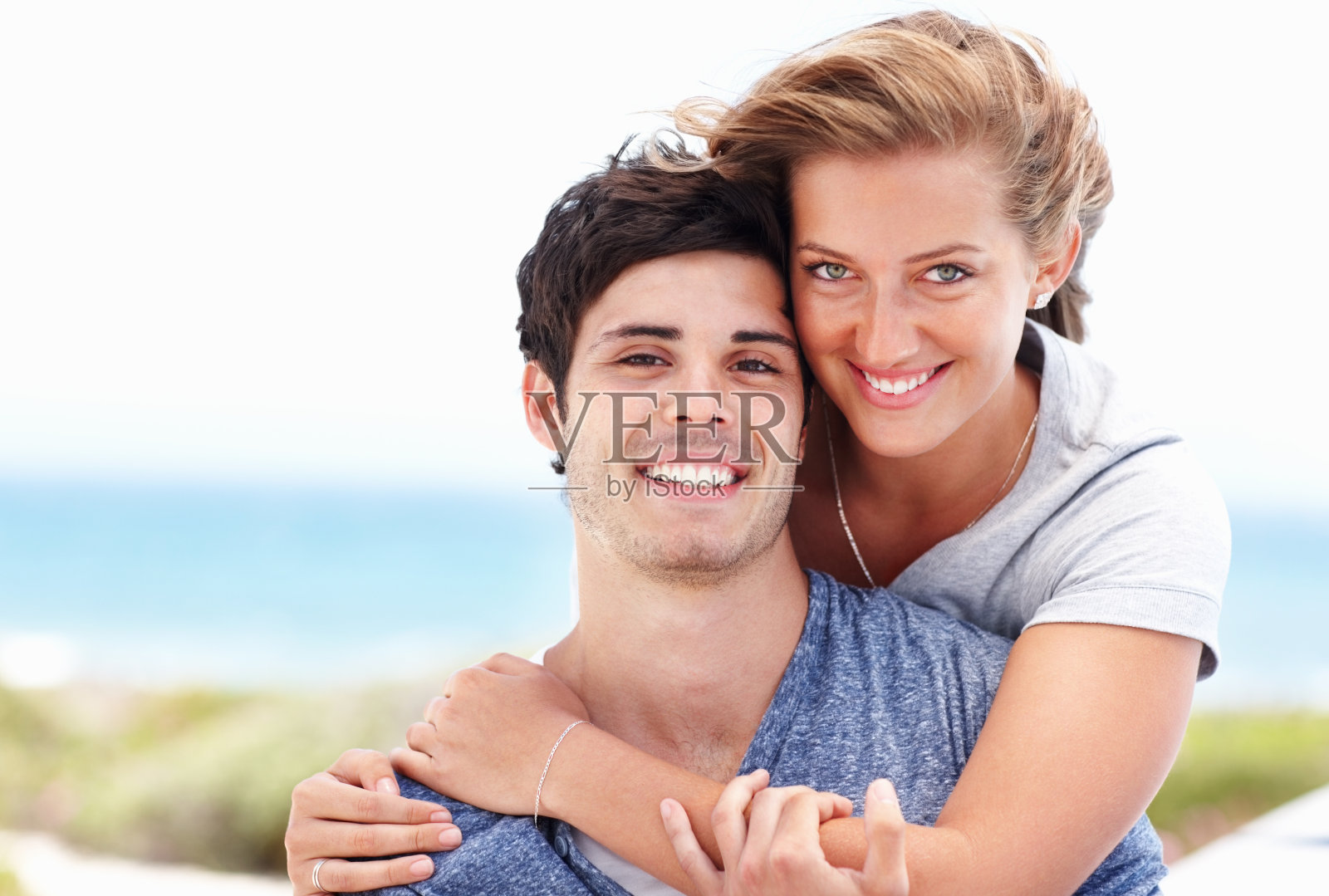 面带微笑的年轻情侣照片摄影图片