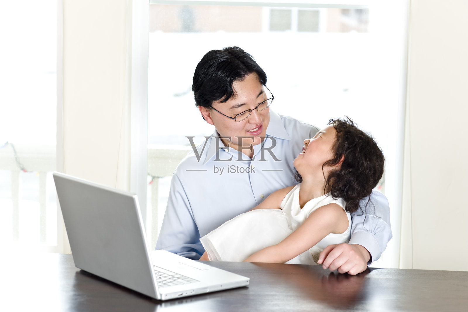 亚裔美国商人和女儿在笔记本电脑上照片摄影图片