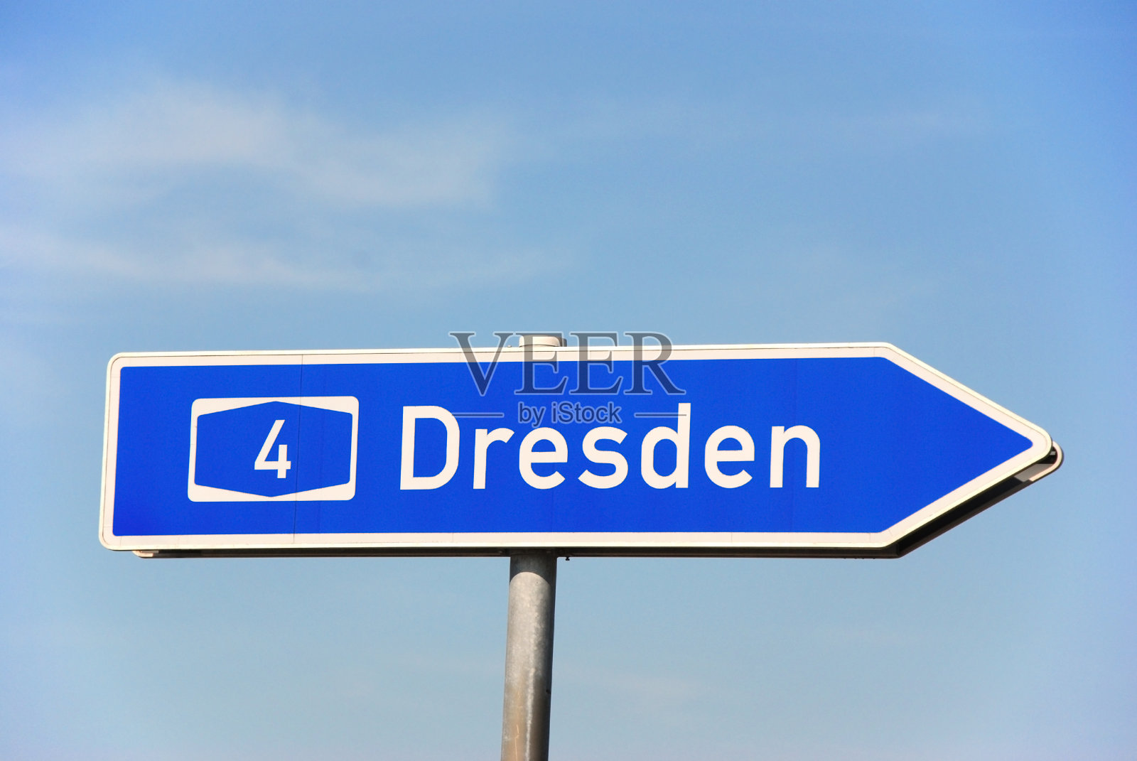 德国高速公路上通往德累斯顿的路标照片摄影图片