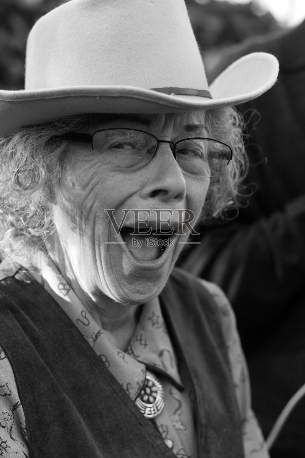 笑的高级女牛仔照片摄影图片